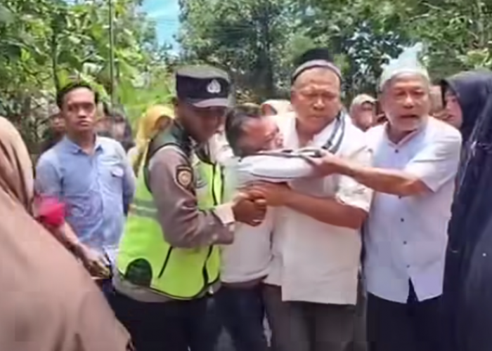 Tiba di Rumah Duka,  Ayah dan Suami Korban Perampokan Sadis Boyolali Terjatuh Lemas Menangis Histeris