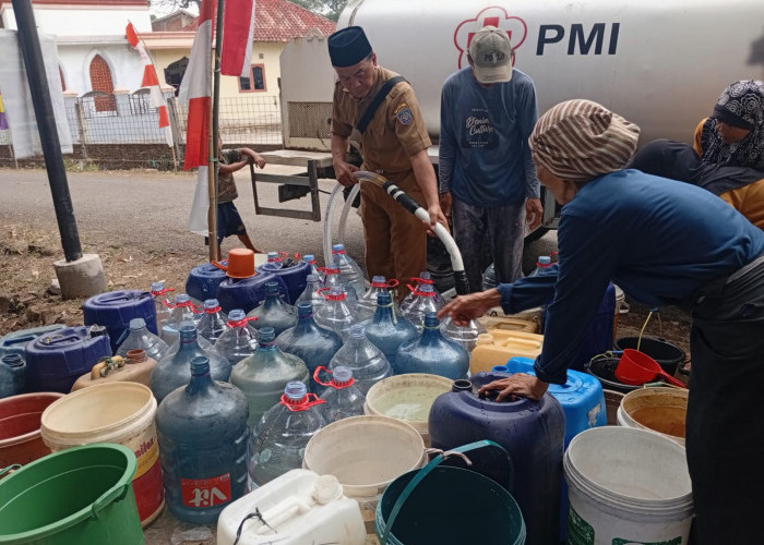 Sumur Mulai Mengering, PMI Tegal Gelontorkan Ribuan Liter Air Bersih ke Desa Terdampak