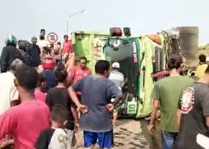 UPDATE NEWS: Kronologi Dump Truk Muatan Tanah Urug Terguling di Flyover Dermoleng Ketanggungan