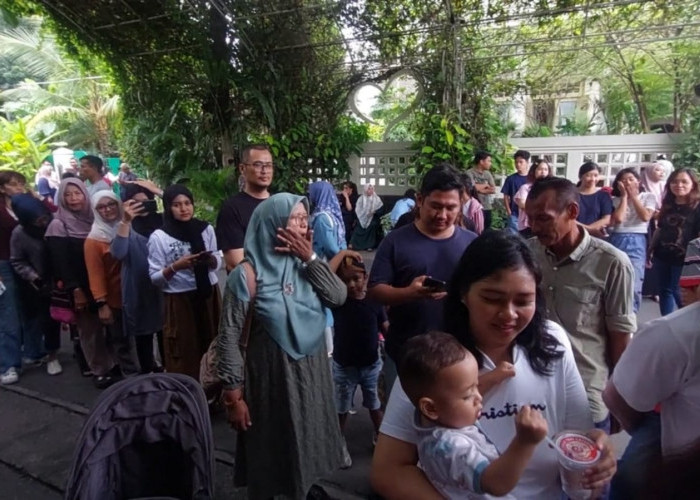 Antrean Panjang Warga Pingin Foto Bareng Jokowi saat Libur Isra Mi’raj dan Imlek