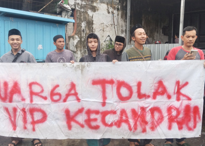 Dapat Pengawalan Ratusan Warga dan Santri, Sidang Ditempat VIP Social Bar Salatiga Disertai Spanduk Penolakan 