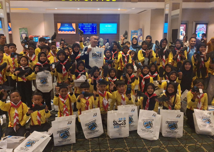 Menangis Saat Nonton Film tentang Sepatu Hilang, Puluhan Siswa Batang Pulang Membawa Sepatu Baru