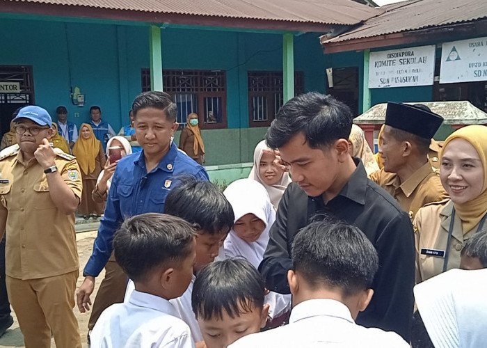 30 Menit Gibran di SDN Pasusukan Bawang Batang 
