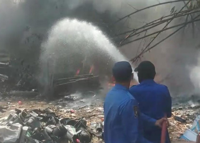 Gudang Rongsok di Pangkah Tegal Ludes Dilalap Api, Diduga dari Pembakaran Lahan Bambu