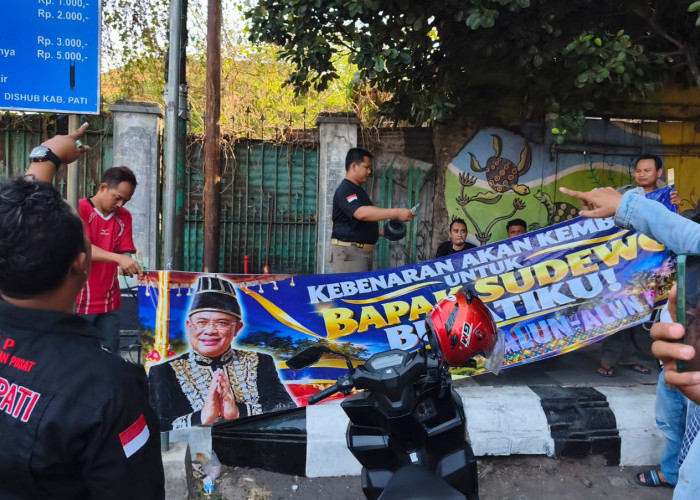 Loyalis Bupati Pati Nonaktif Sudewo Geruduk Kantor Satpol PP, Protes Pencopotan Spanduk Dukungan!