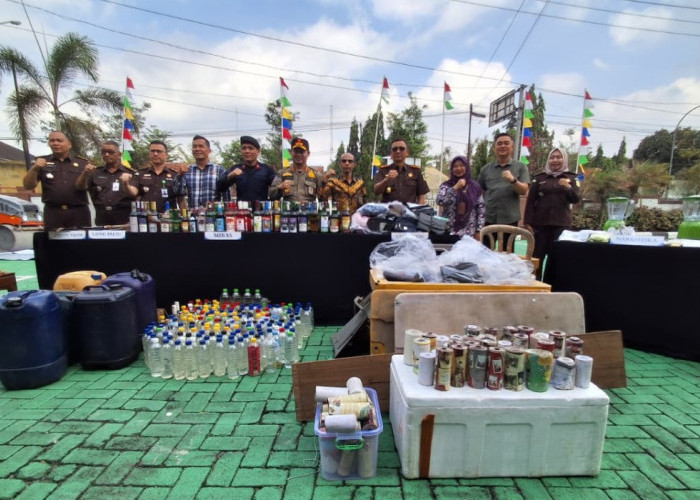 Kejari Purworejo Musnahkan Barang Bukti dari 102 Perkara, Sabu 800 Gram dan Ribuan Pil Ikut Dihancurkan