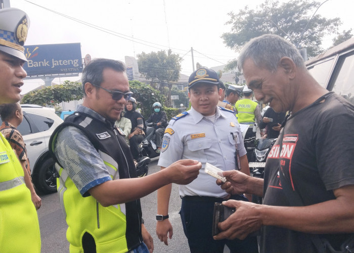 Razia Pajak 'Hidup atau Mati', Tim Gabungan Cegat Kendaraan di Bundaran Tamansari Salatiga