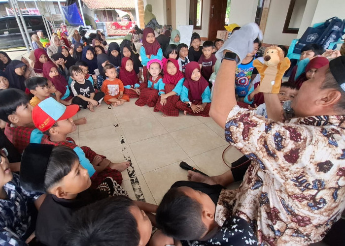 Dongeng di Tengah Duka, Mobil Perpustakaan Keliling Hadir di Pengungsian Padasari Tegal