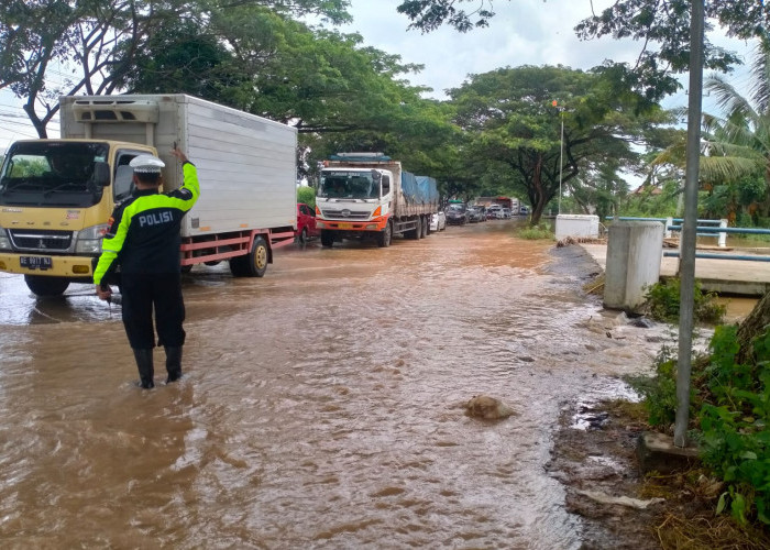 Banjir Rusak Aspal Pantura, Polresta Pati Desak PUPR Perbaiki Jalan Berlubang