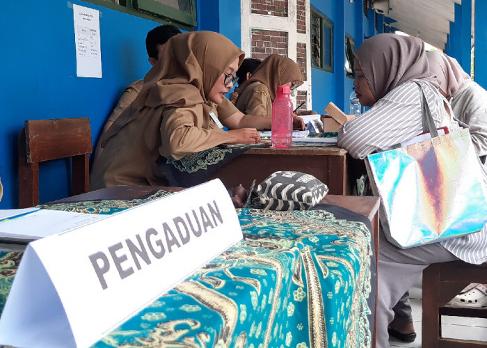 SPMB SMPN 22 Semarang Ramai Hari Pertama, Orang Tua Padati Sekolah Cek Ranking hingga Terjadi Gangguan Data