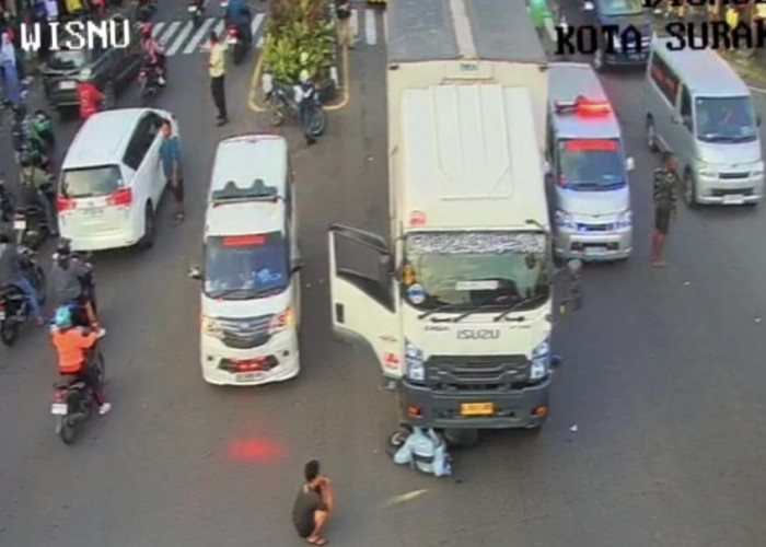 Truk Boks Vs Motor di Tugu Wisnu Solo, Kendaraan Terseret Puluhan Meter