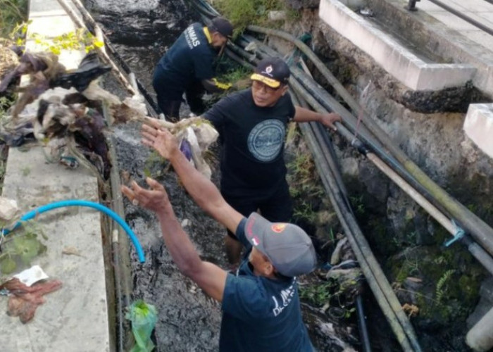 Camat dan Kades Bulakan Kabupaten Pemalang Bersih-bersih Sungai