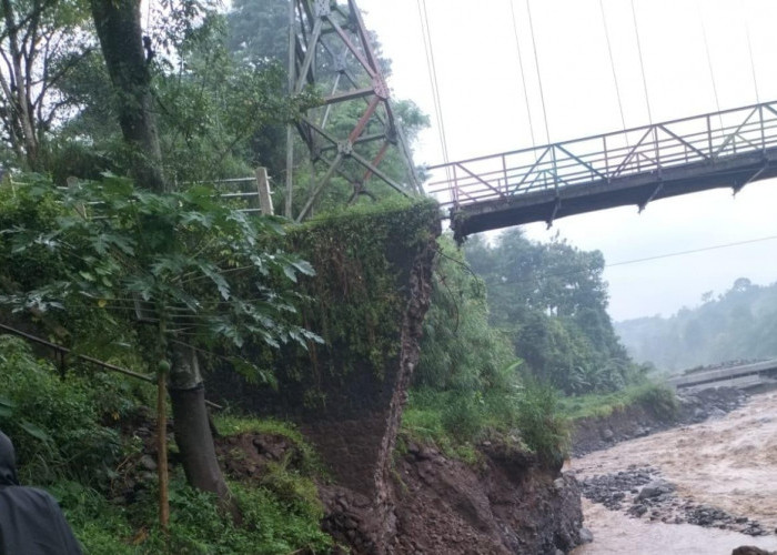 Jembatan Gantung Sangkanjaya Tegal Amblas, Warga Terisolir