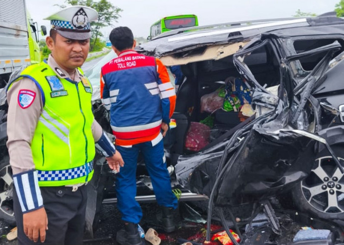 Xpander Tabrak Truk di Tol Pemalang-Batang, Satu Korban Meninggal  