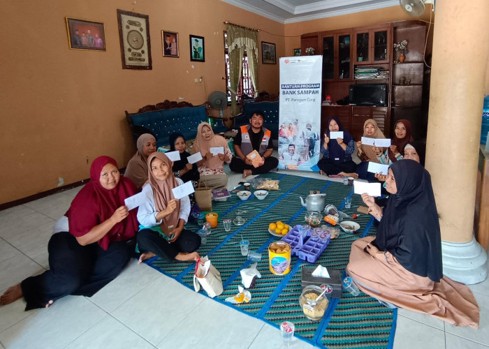 Warga Kebandingan Tegal Nikmati Pembagian Tabungan Sampah 