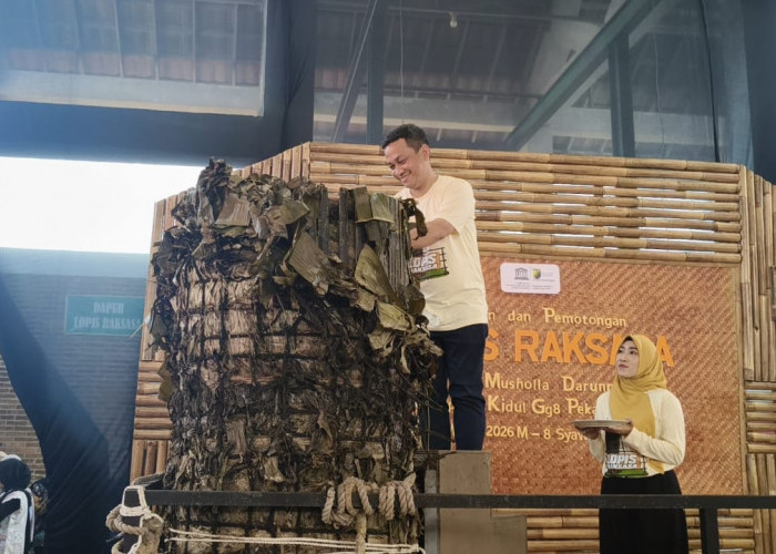 Tradisi Syawalan Pekalongan, Lopis Raksasa 2 Ton Dipotong Jadi Perekate