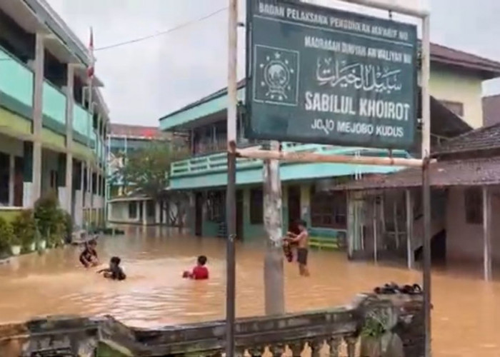 Puluhan Sekolah di Kudus Terendam Banjir, Aktifitas Belajar Siswa Dialihkan Daring
