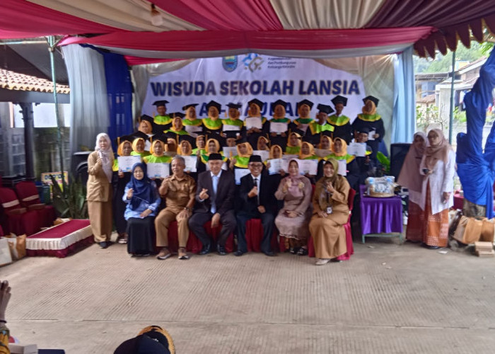 Sekolah Al-Maunah Wisuda 30 Kakek Nenek, Lansia Produktif di Desa Sembung Batang