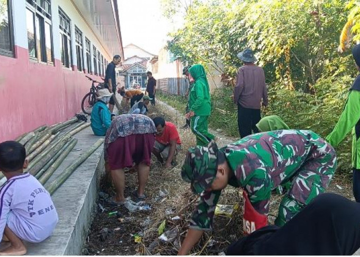 Wujudkan Sekolah Bersih dan Sehat, TNI dan Masyarakat Bersihkan Lingkungan SDN 03 Pener