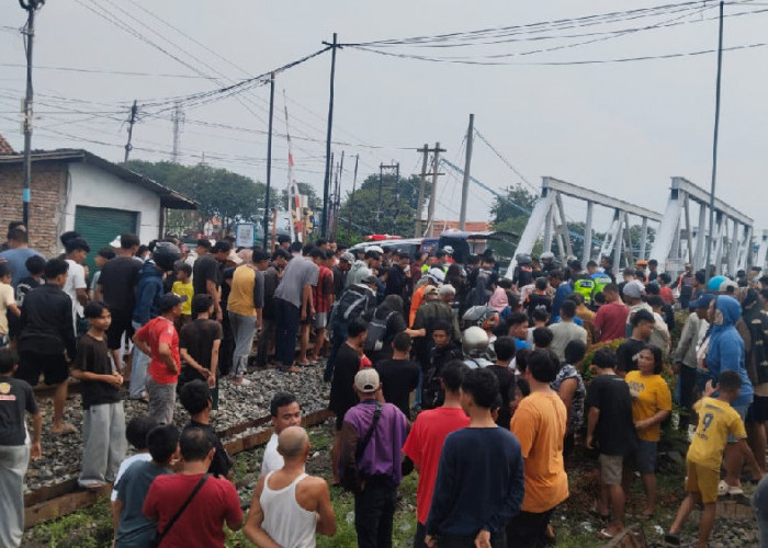 Nekat Terobos Palang, Pemotor Tewas Tertabrak KA Harina di Kokrosono Semarang Sore Hari