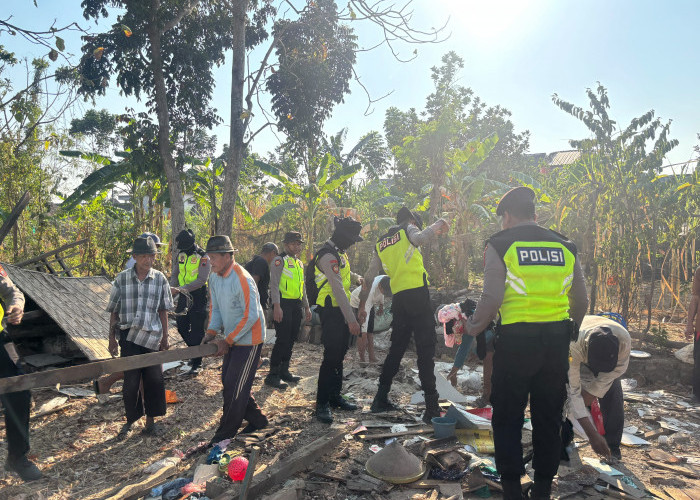 Angin Puting Beliung Terjang Pucakwangi Pati, Satu Rumah Roboh