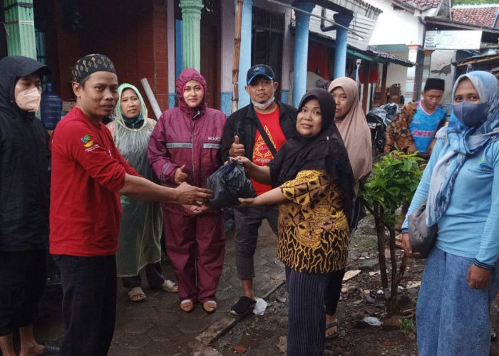 Peduli Sesama, Pendamping Sosial PKH Bulakamba Berikan Bantuan Korban Banjir Jatibarang Lor