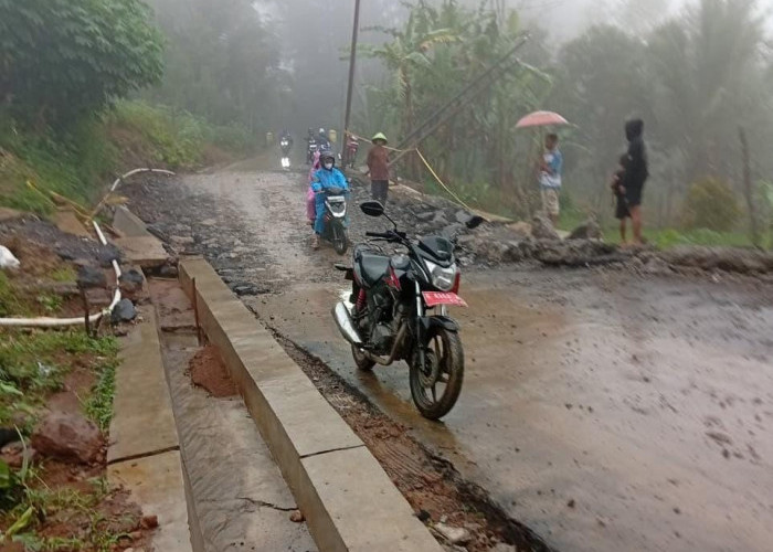 Sempat Ambles 1.5 Meter, Jalur Ruas Jalan Batunyana-Danasari Dapat Dilalui Kendaraan