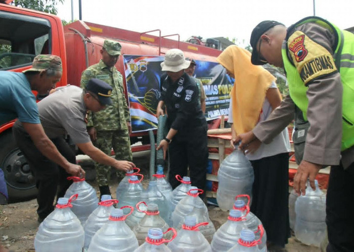 Kemarau Berkepanjangan, Polres Demak Salurkan Lima Tangki Air Bersih ke Tiga Dukuh di Rejosari