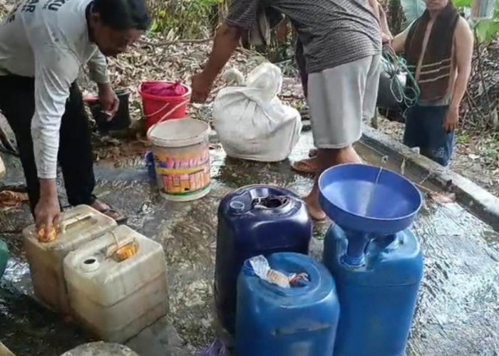 Krisis Air Bersih Tegal: Warga Tamansari Jatinegara Berburu Air untuk Penuhi Kebutuhan