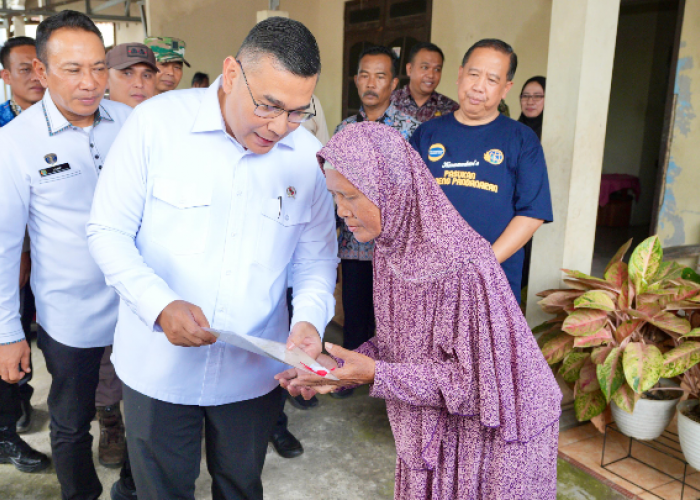 Wamen ATR Serahkan 65 Sertifikat Elektronik di Kabupaten Semarang Secara 'Door to Door' 