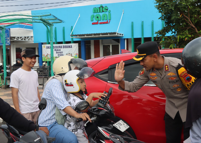 Patroli Ngabuburit, Polres Demak Rutin Bagikan Takjil dan Bansos 