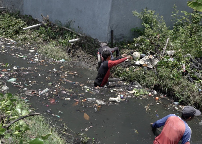 Antisipasi Banjir, Pemkot Keruk Kali Tambi Genuk