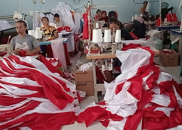 Perajin Bendera Merah Putih dan Umbul-umbul Panen Jelang HUT RI ke-81, Pesanan Meningkat 40 Persen