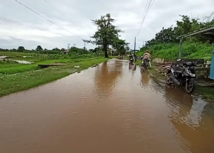 Hujan Deras Picu Sungai Plumbon Meluap, Tiga RW di Mangkang Kulon Terendam