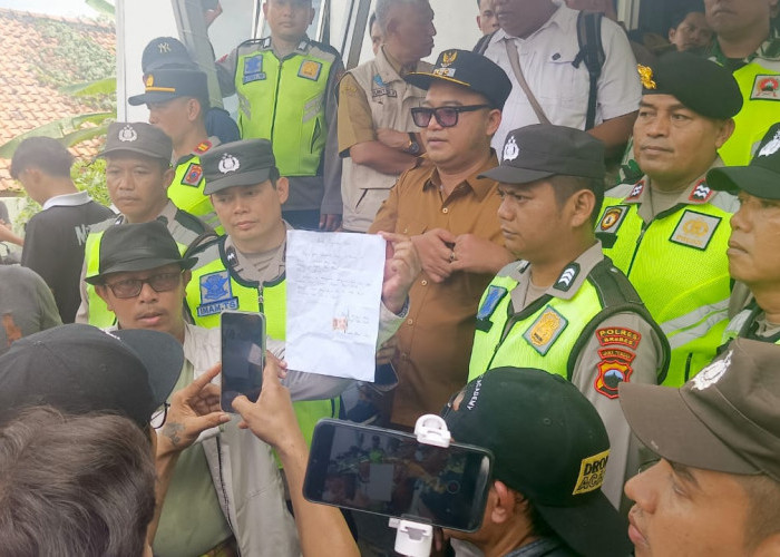 Didemo Ratusan Warga, Kepala Desa Benda Mengundurkan Diri