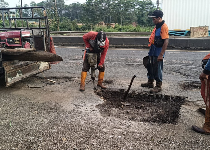 Tinjau Jalan Pantura Batang, Wamen PU Diana Kusumastuti Pastikan Perbaikan Selesai H-10 Lebaran 2025