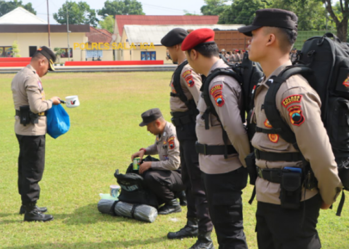 Jelang Coblosan, Personel Polres Salatiga Jalani Pengecekan Kaporlap