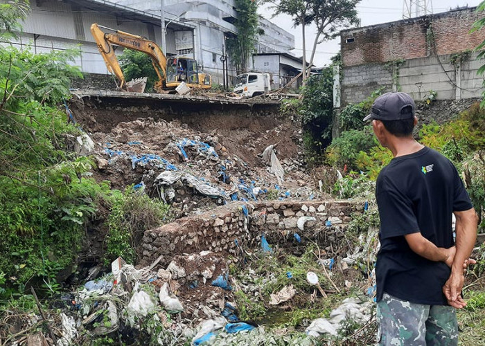 Talud Jalan PT IPU Longsor, Pondasi Warga Ngaliyan Semarang Jebol