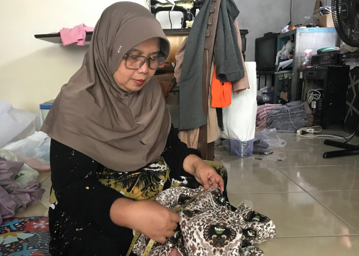 Cerita Penjahit Batang ingin Rasakan Cuan dari Seragam Sekolah Gratis