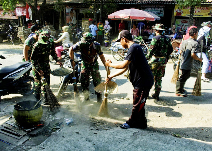 Anggota Kodim 0711 Pemalang Gotong Royong Bersihkan Pasar Petarukan