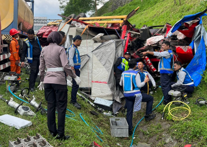 Seorang Tewas, Kecelakaan Libatkan 3 Truk di Tol Semarang-Solo, Dipicu Tronton Muat Trafo Rem Blong