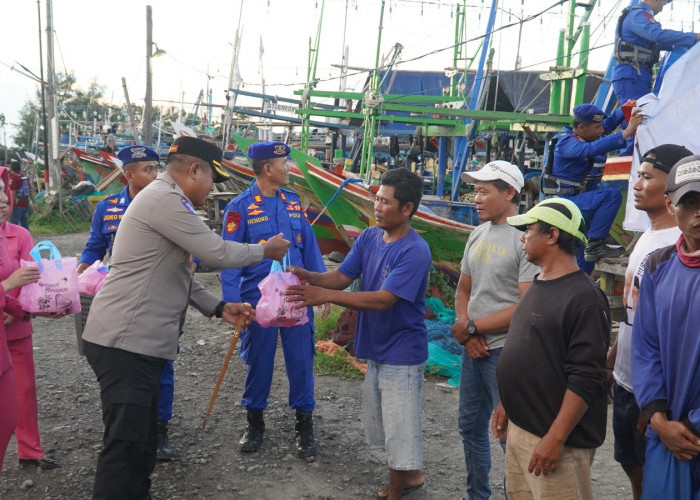 Polres Tegal Berbagi Berkah dengan Kalangan Nelayan 