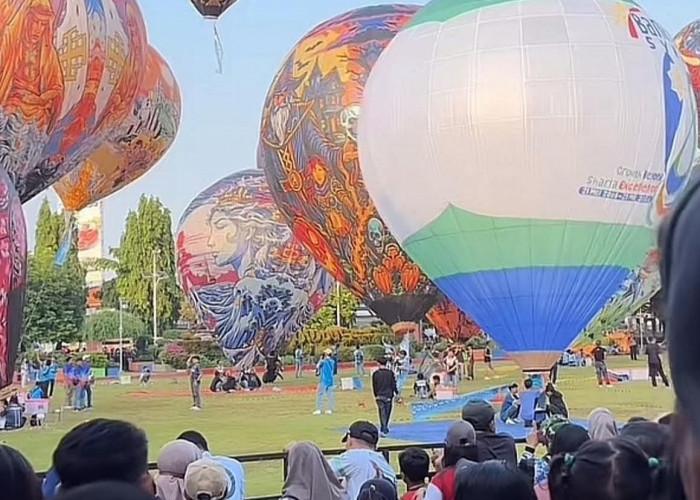 Trend Balon Udara Raksasa Merembet di Kudus, Hiasi Cakrawala Pagi di Kota Kretek Kudus
