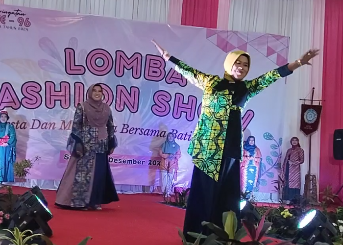 Kemayunya Sekda, Dampingi Istri Pj Wali Kota Salatiga Fashion Show di Hari Ibu