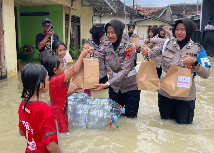 Bencana Banjir Grobogan, Polwan Polres dan Bhayangkari Terjang Luapan Air Beri Bantuan Warga