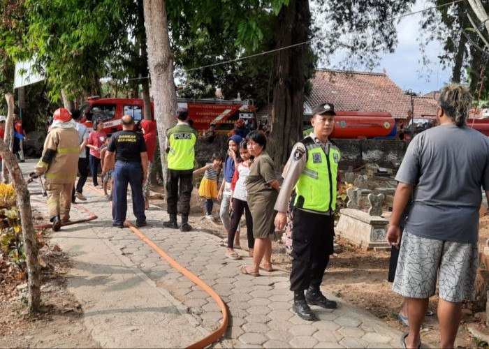 Sampah Daun Kering Terbakar di TPS Liar Kebumen, Api Dipadamkan