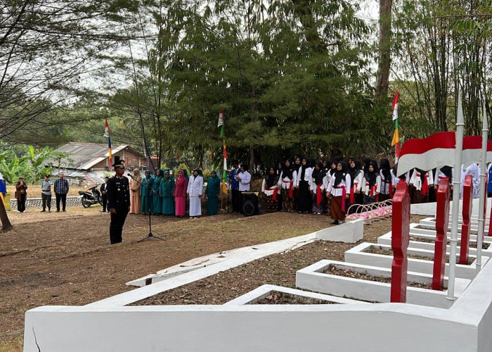 Napak Tilas Perjuangan Kemerdekaan, Kecamatan Karanganyar Ziarah ke Sejumlah Makam Pejuang