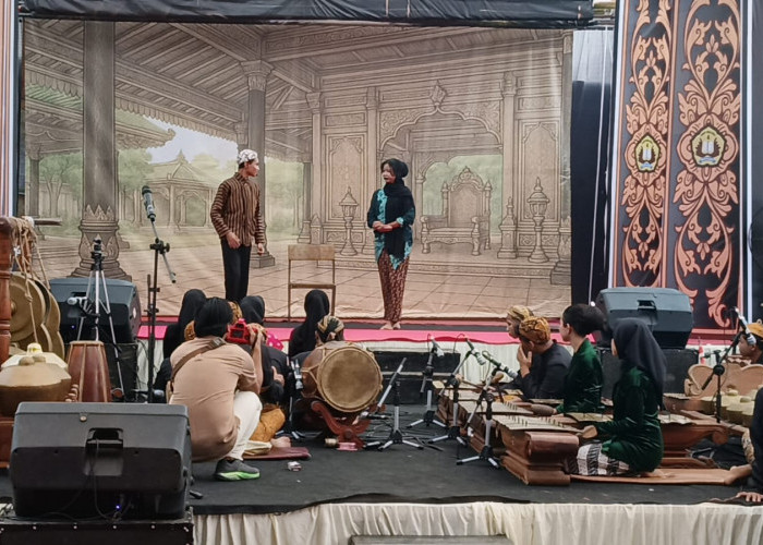 Sinden dan Gamelan Bergema di Sekolah, Ratusan Siswa SMPN 4 Batang jadi Pemain Ketoprak