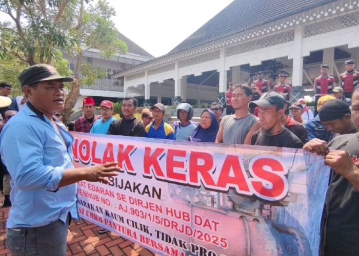 UMKM Demo Tolak Kebijakan Pembatalan Kendaraan Berat Melintas Pantura Kabupaten Pemalang 