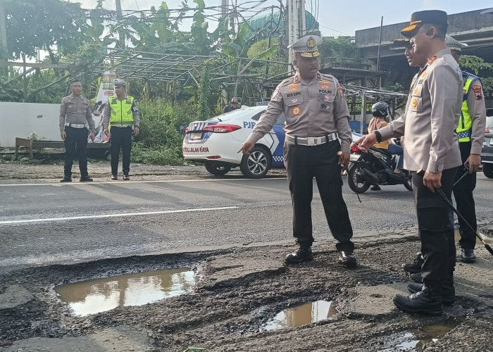 Saksikan Lubang Jalan Pantura Batang Rusak, Kakorlantas: Cukup Parah Ya